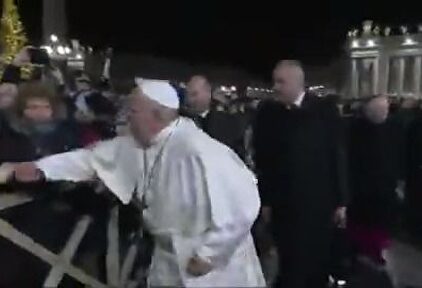 El Papa Francisco pide disculpas por dar un manotazo a una fiel que le agarró la mano