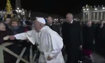El Papa Francisco pide disculpas por dar un manotazo a una fiel que le agarró la mano