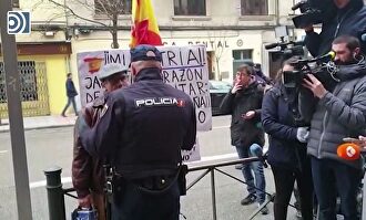 La Policía reduce a un hombre por gritar ¡viva España! en la sede del PSOE