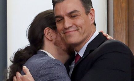 El abrazo del pasado lunes entre Iglesias y Sánchez | EFE