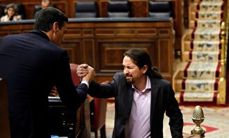Pedro Sánchez y Pablo Iglesias se saludan en el hemiciclo. |  EFE
