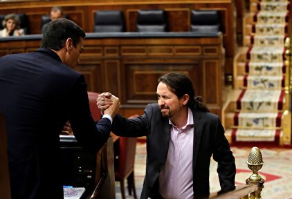 Pedro Sánchez y Pablo Iglesias se saludan en el hemiciclo. | EFE