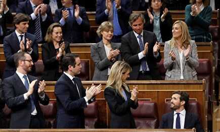 Casado aplaudido por los diputados del PP | EFE