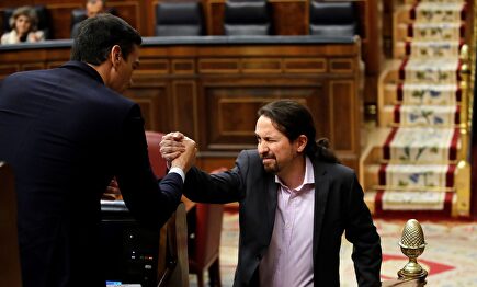 El saludo entre Sánchez e Iglesias. | EFE