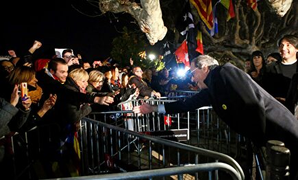 Torra saluda a los concentrados ante el parlament. | EFE
