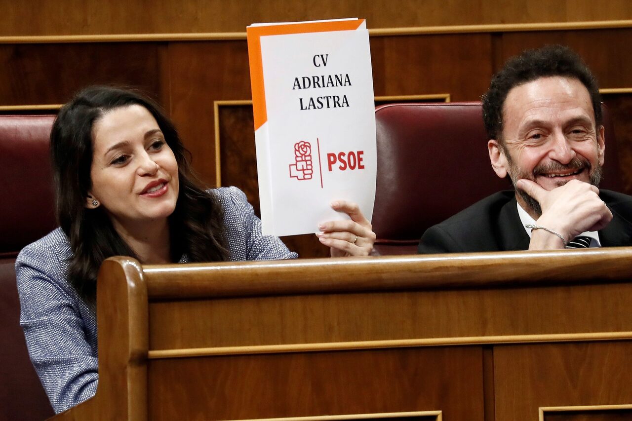 Arrimadas muestra el curriculum de Adriana Lastra mientras interviene la portavoz del PSOE. | EFE