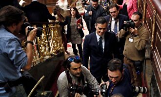 Pedro Sánchez abandona el hemiciclo tras perder la primera votación de su investidura. | EFE