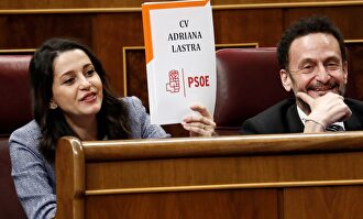Arrimadas muestra el curriculum de Adriana Lastra mientras interviene la portavoz del PSOE. |  EFE