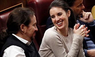 La pareja que lidera Podemos no oculta su felicidad. | EFE