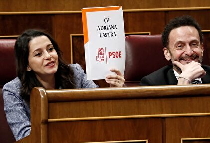 Arrimadas muestra el curriculum de Adriana Lastra mientras interviene la portavoz del PSOE. | EFE
