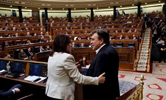 Guitarte saluda a Adriana Lastra en el hemiciclo | EFE