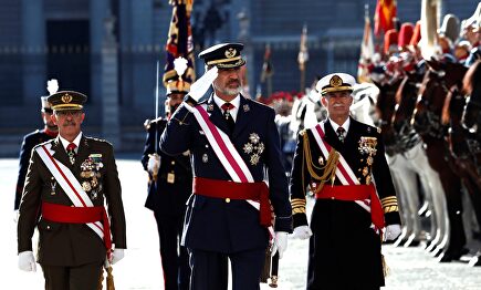 Felipe VI pasa revista a la formación de guardias reales. | EFE