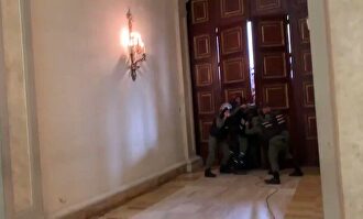 Guaidó y diputados opositores logran entrar en el Parlamento pese a la policía chavista