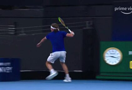 Tsitsipas golpea con la raqueta a su padre...¡Y aparece su madre para regañarle!