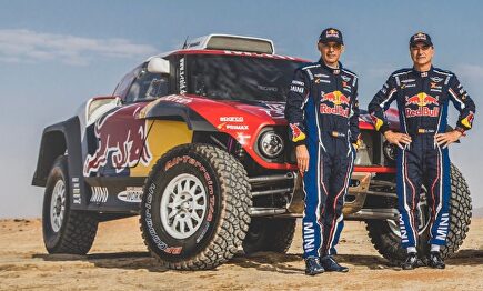 Carlos Sainz y su copiloto. | Twitter Carlos Sainz