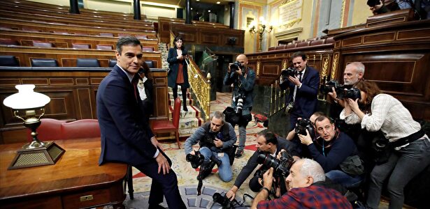 Pedro Sánchez posando para la prensa tras la investidura | EFE