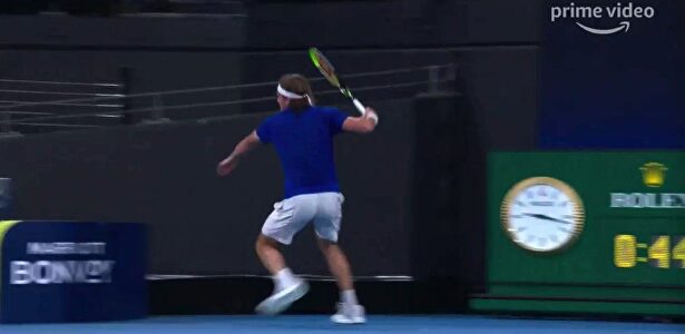 Tsitsipas golpea con la raqueta a su padre...¡Y aparece su madre para regañarle!