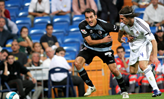 Kovacevic con la Real Sociedad ante Sergio Ramos. | Cordon Press