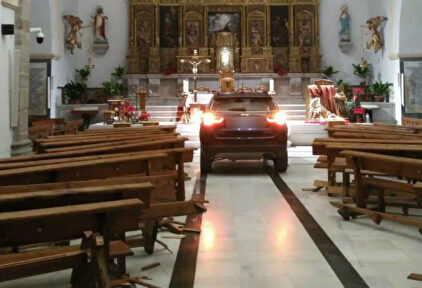 Un hombre dice estar "endemoniado" y empotra su coche contra la iglesia de Sonseca