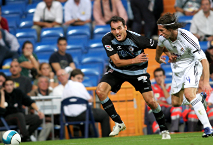 Kovacevic con la Real Sociedad ante Sergio Ramos. | Cordon Press