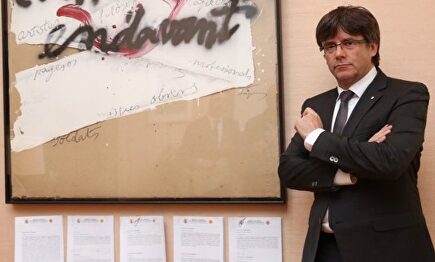 Puigdemont posando con varias resoluciones del TC | @KRLS