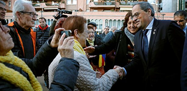 Quim Torra saludando a vecinos de Vic | EFE
