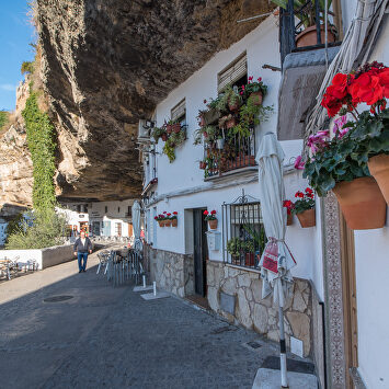 Setenil de las Bodegas: mucho más y nada menos que un pueblo blanco andaluz