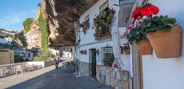 Setenil de las Bodegas: mucho más y nada menos que un pueblo blanco andaluz