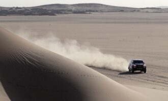 Fernando Alonso lució en la octava etapa del Dakar | EFE