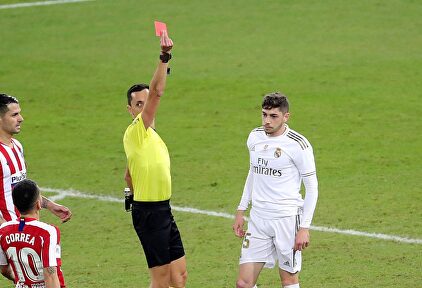 Fede Valverde (d), expulsado con roja directa en la final de la Supercopa de España. | EFE