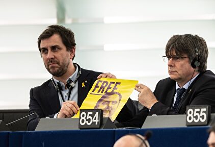 Puigdemont y Comín enseñan en el Parlamento Europeo un cartel pidiendo la libertad de Junqueras. | EFE