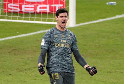 Thibaut Courtois celebra el triunfo del Real Madrid ante el Atlético en la final de la Supercopa de España. | EFE