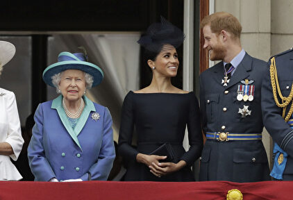 La reina Isabel II junto a Harry y Meghan | Gtres