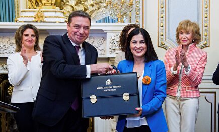 Carolina Darias recibe la cartera ministerial de su predecesor Luis Planas. | EFE