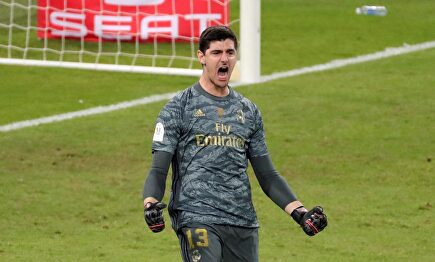 Thibaut Courtois celebra el triunfo del Real Madrid ante el Atlético en la final de la Supercopa de España. | EFE