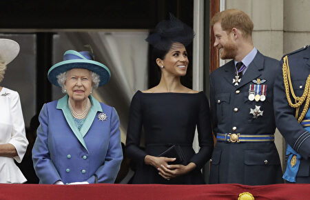 La reina Isabel II junto a Harry y Meghan | Gtres