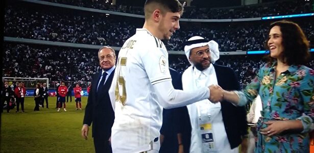 Díaz Ayuso junto al MVP de la final, Fede Valverde | Captura de TV