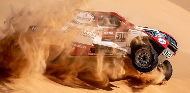 La espectacular imagen de Fernando Alonso surfeando dunas en el Dakar