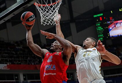 Walter Tavares (d), en acción ante Kyle Hines. | EFE