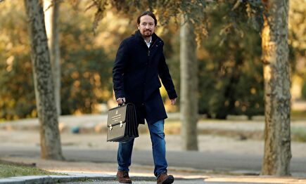 Pablo Iglesias, con su cartera de vicepresidente. | EFE