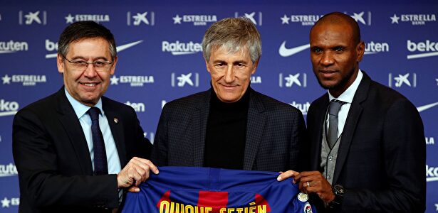 Quique Setién con Bartomeu y Abidal. | EFE