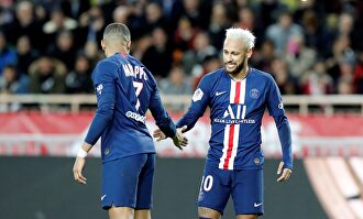 Neymar celebra con Mbappé su gol al Mónaco. | EFE