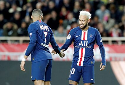 Neymar celebra con Mbappé su gol al Mónaco. | EFE