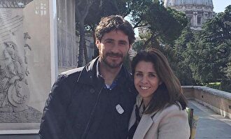 Víctor, junto a su esposa | Instagram