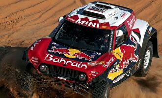Carlos Sainz roza el triunfo en el Dakar | EFE