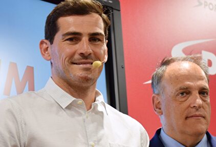 Iker Casillas, junto a Javier Tebas. | Cordon Press
