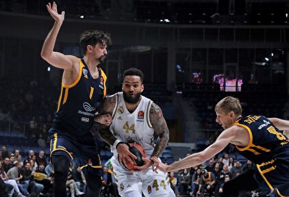 Jeffery Taylor, en acción ante Alexey Shved (i) y Vyacheslav Zaytsev. | EFE