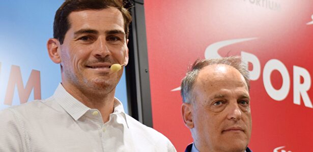 Iker Casillas, junto a Javier Tebas. | Cordon Press