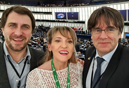 Carles Puigdemont posa en la Eurocámara junto a Toni Comín y Martina Anderson. | @KRLS