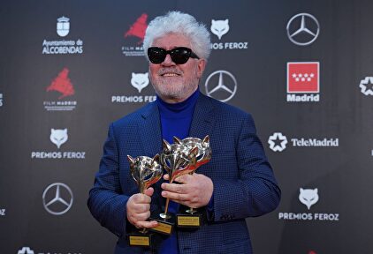 Almodóvar con sus 3 Premios Feroz. | Cordon Press